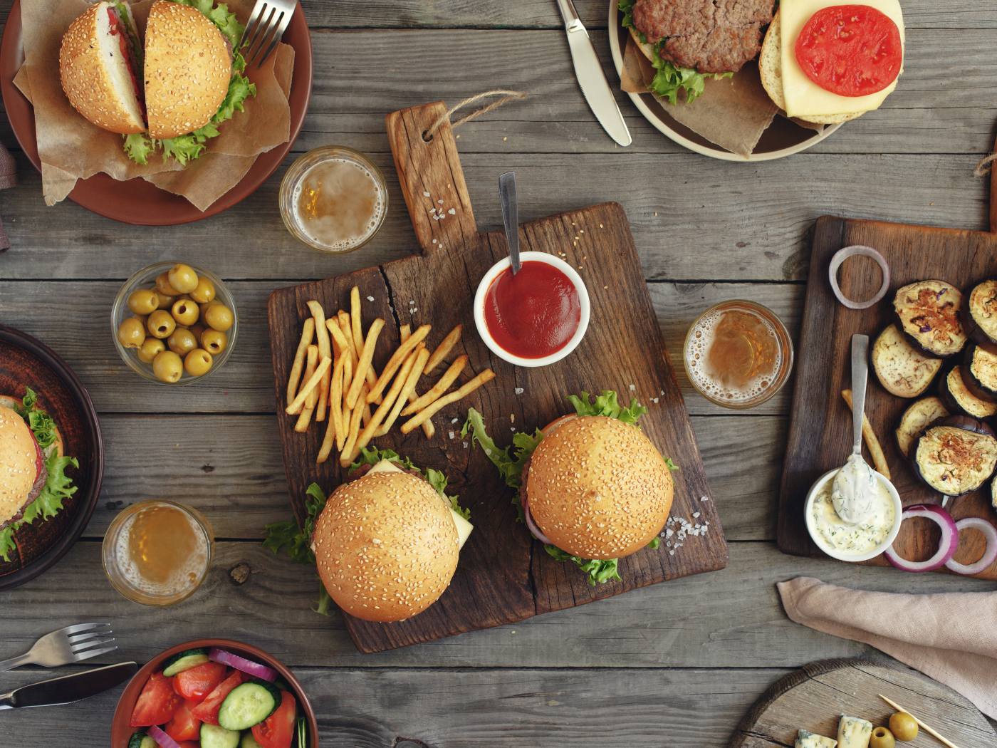 Вкусная сытная еда из фаст фуда на столе 