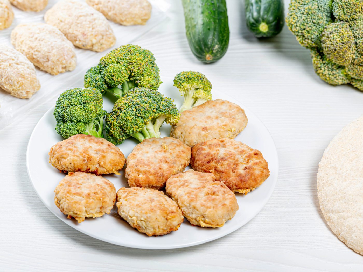 Вкусные котлеты на тарелке с брокколи