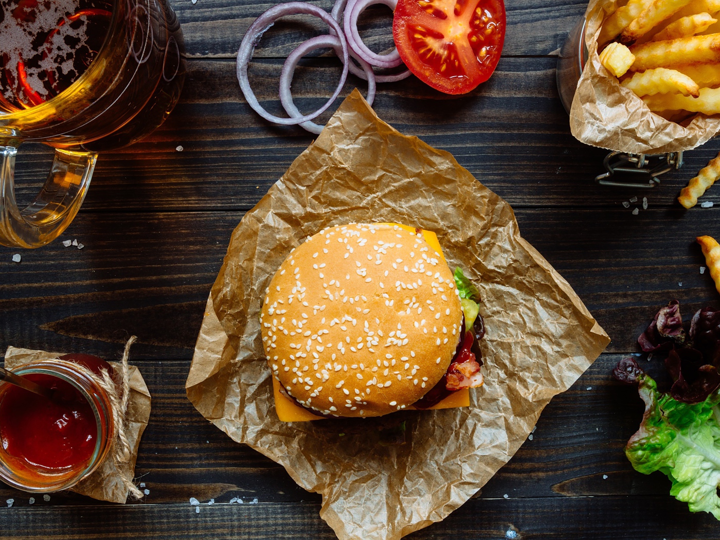 Еда из фаст фуда на столе с пивом 