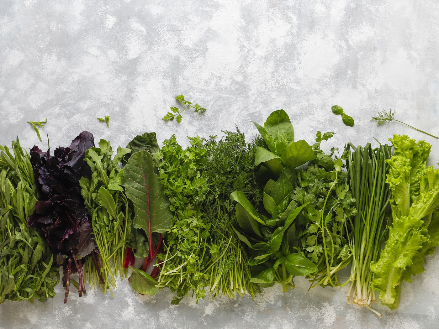 Свежая ароматная зелень на столе 