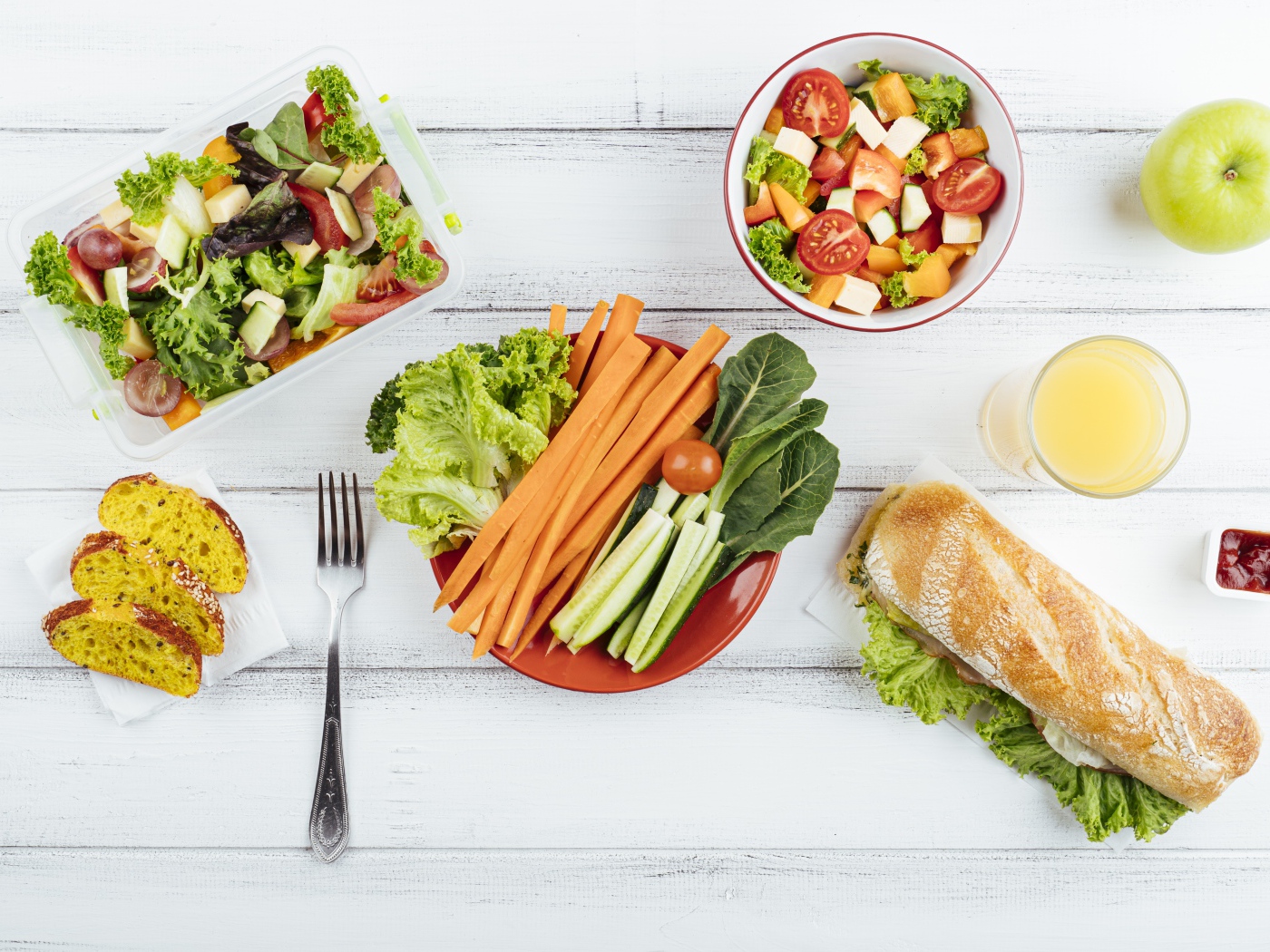 Салат из свежих овощей на столе с бутербродом 