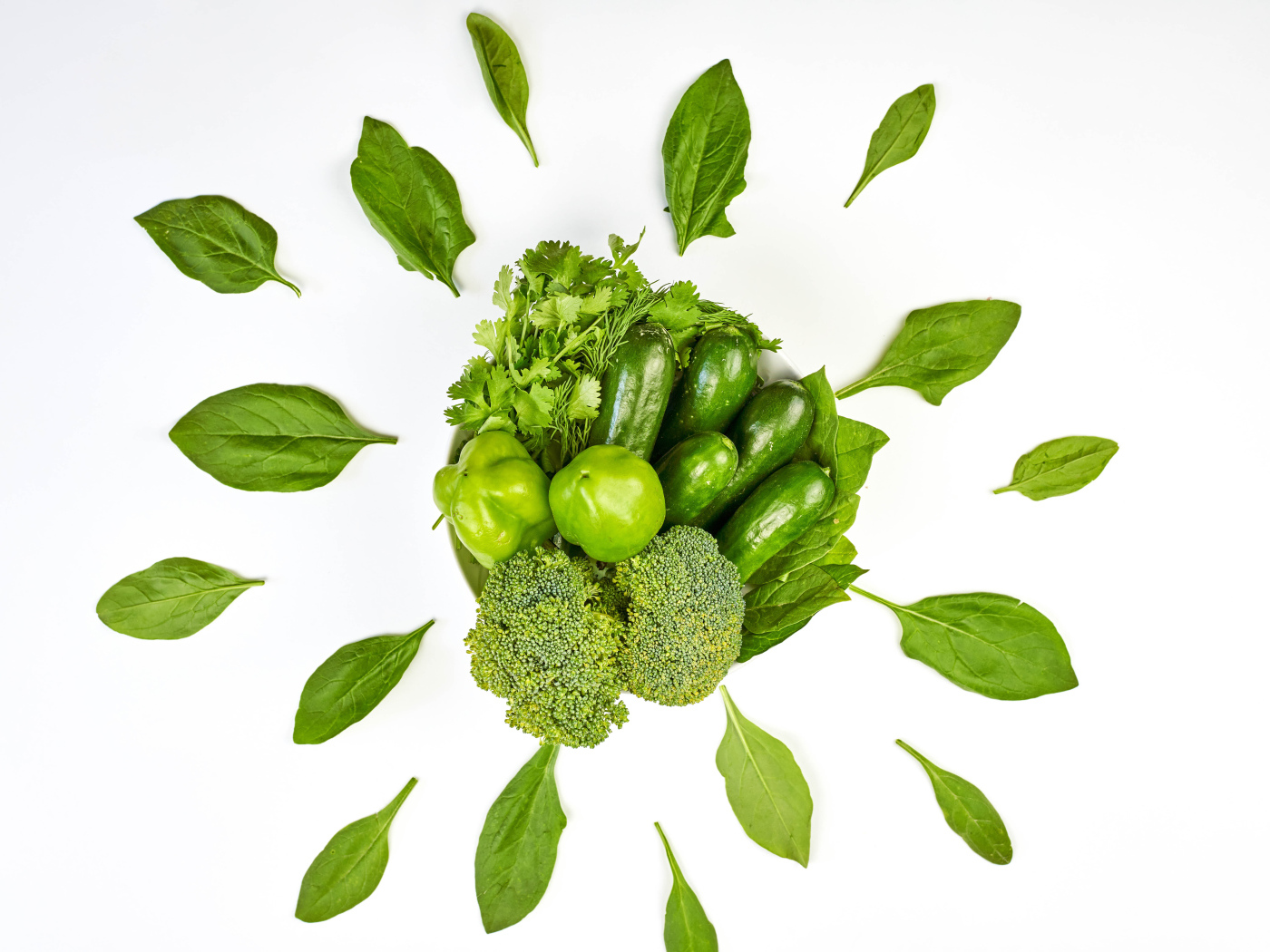 Зеленый набор овощей вегетарианца на белом фоне