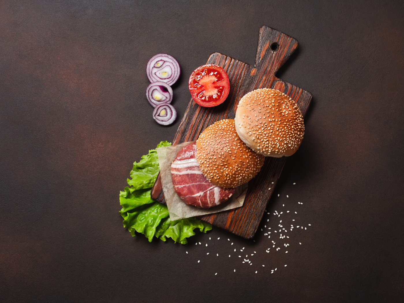 Продукты для приготовления гамбургера на столе 