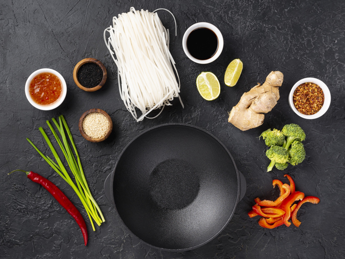 Заготовка продуктов для китайского супа из рисовой лапши