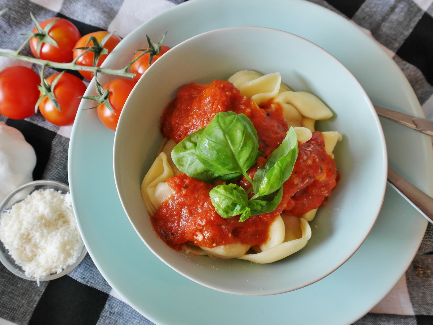 Итальянское блюдо тортеллини с соусом и базиликом