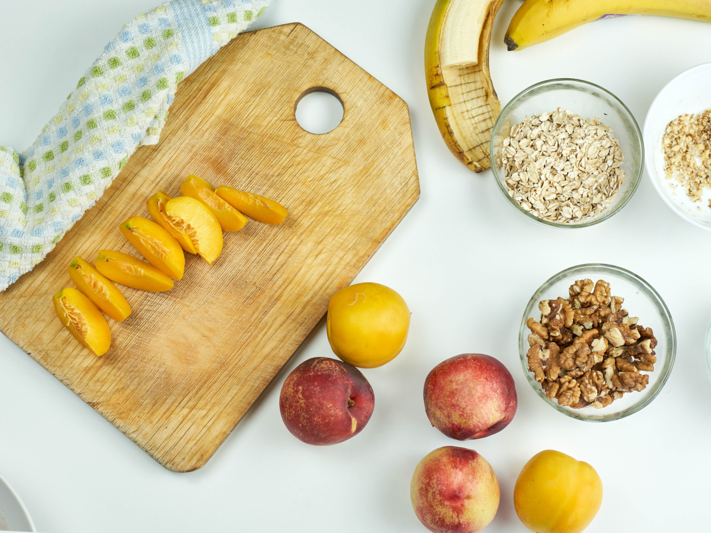 Овсянка, нектарин, банан и орехи на завтрак