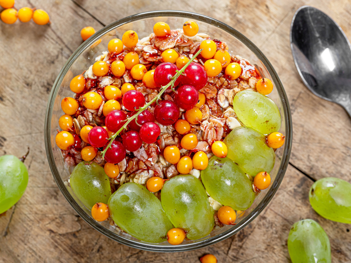 Овсяные хлопья с красной смородиной, виноградом и облепихой 