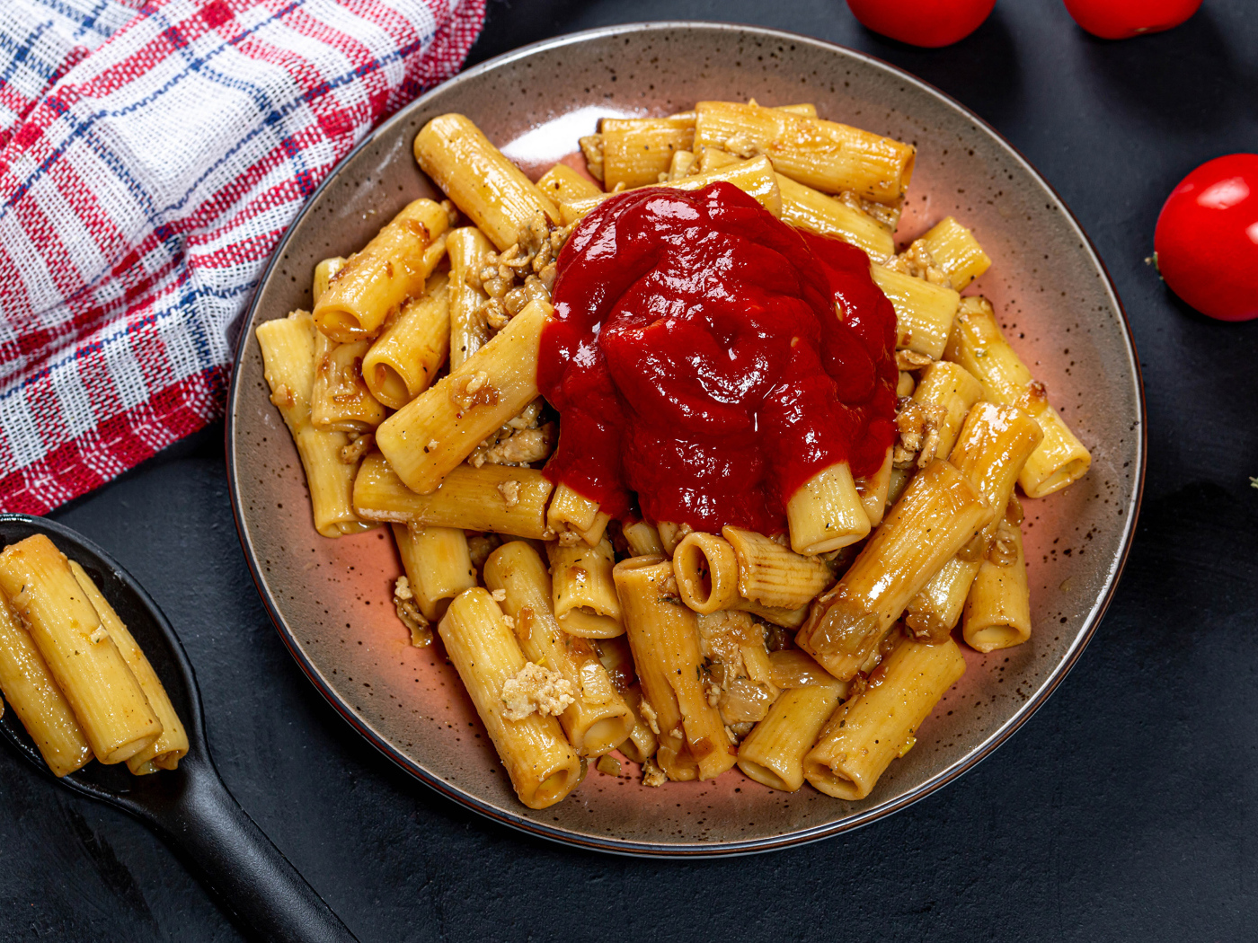 Макароны с мясом и кетчупом на столе