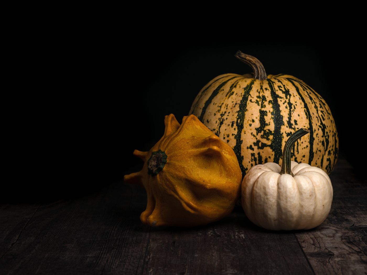 Тыква на черном фоне крупным планом