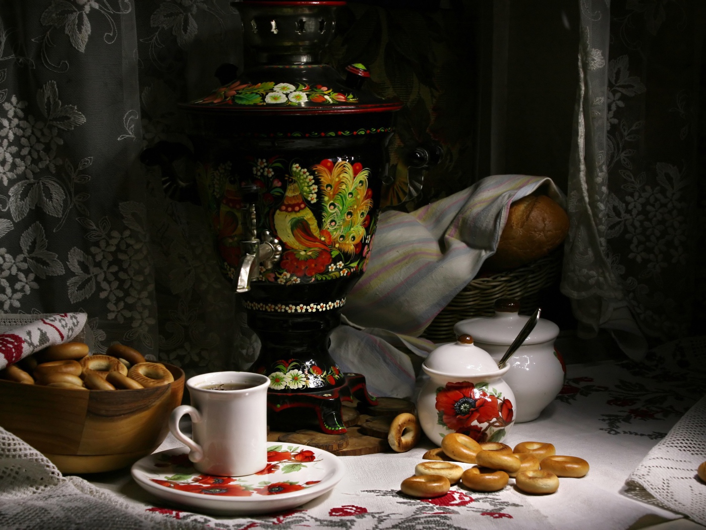 Самовар стоит на столе с чаем и баранками