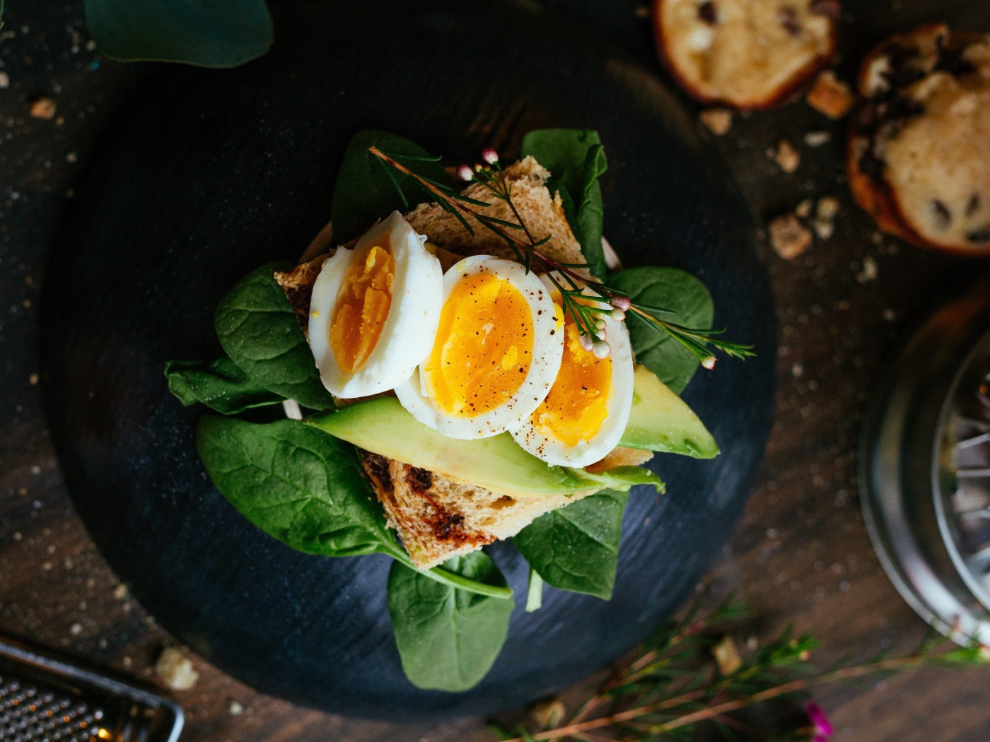 Бутерброд с авокадо, базиликом и яйцами