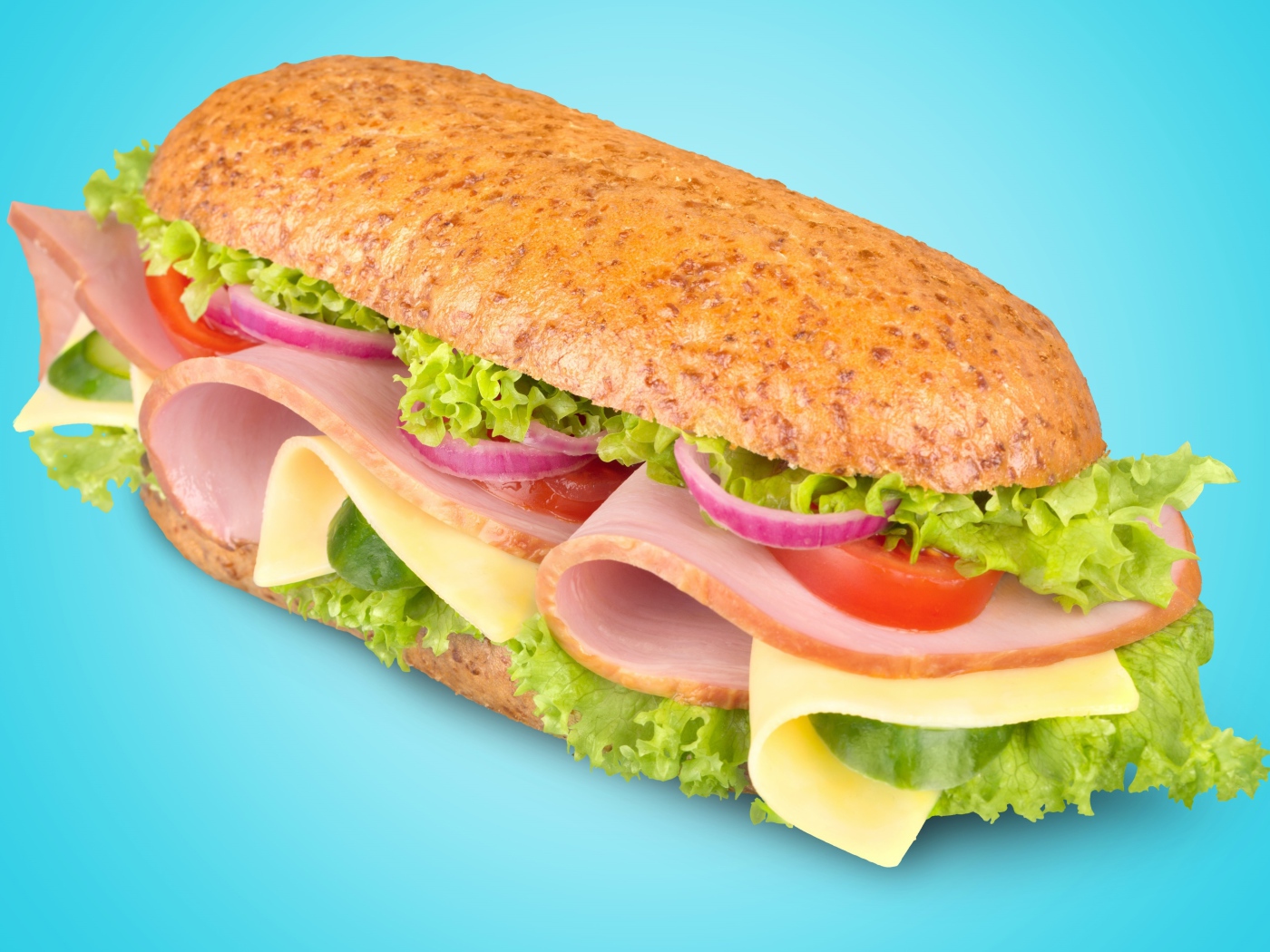 Бутерброд с ветчиной,сыром, помидорами луком и салатом на голубом фоне