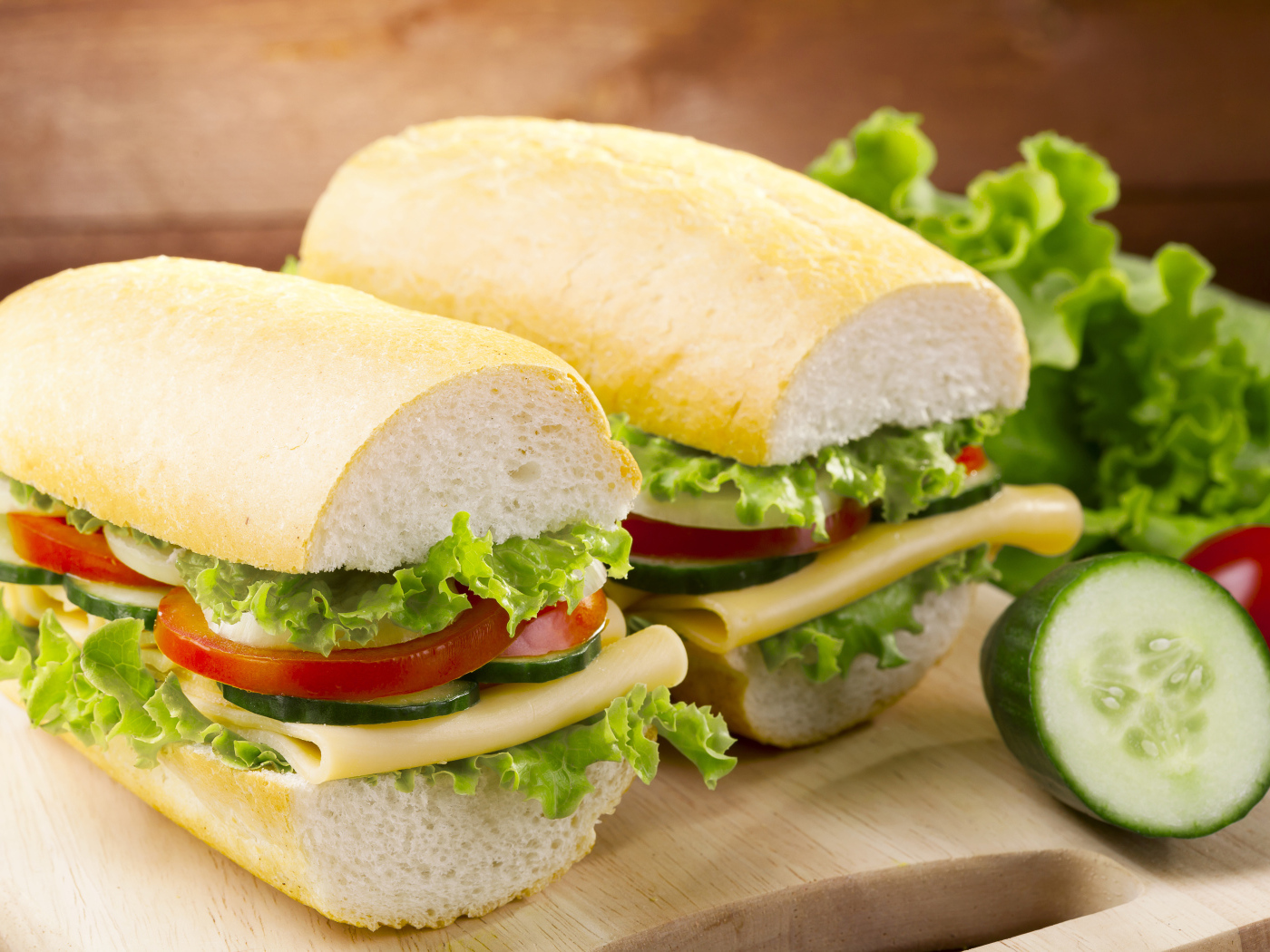Сендвич с овощами и сыром на столе