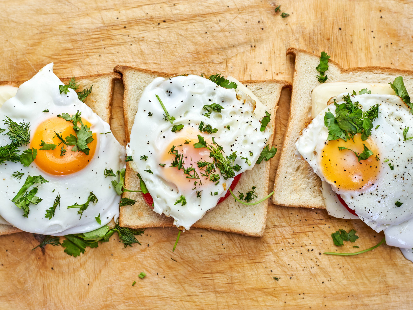 Бутерброды с яичницей, помидорами и зеленью 