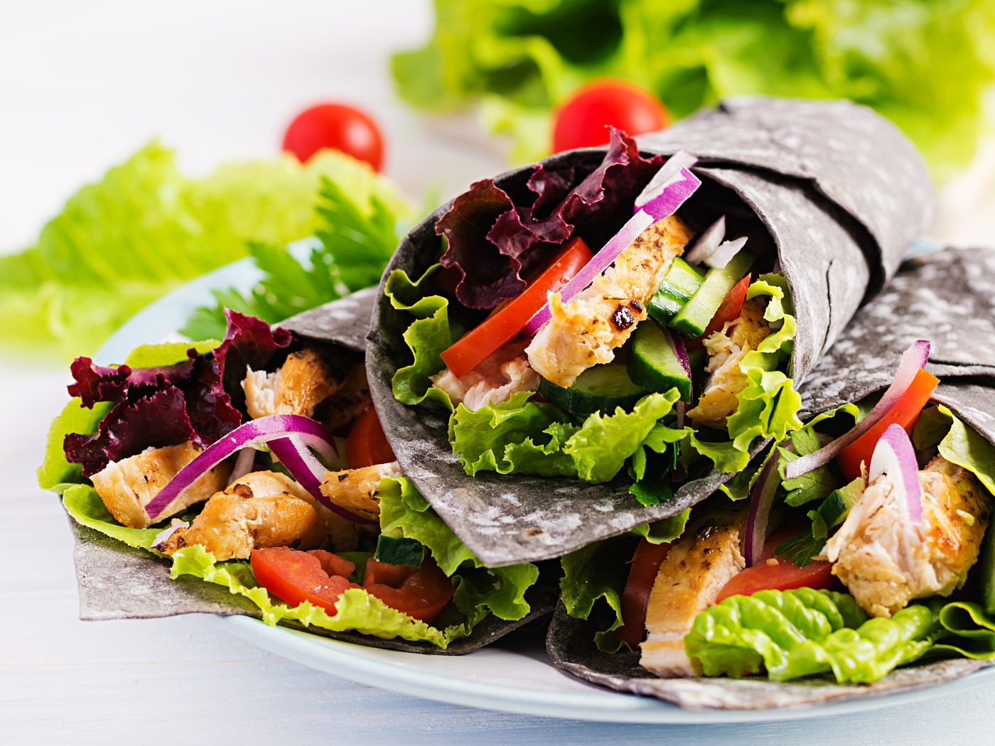 Шаурма в лаваше с овощами и курицей 