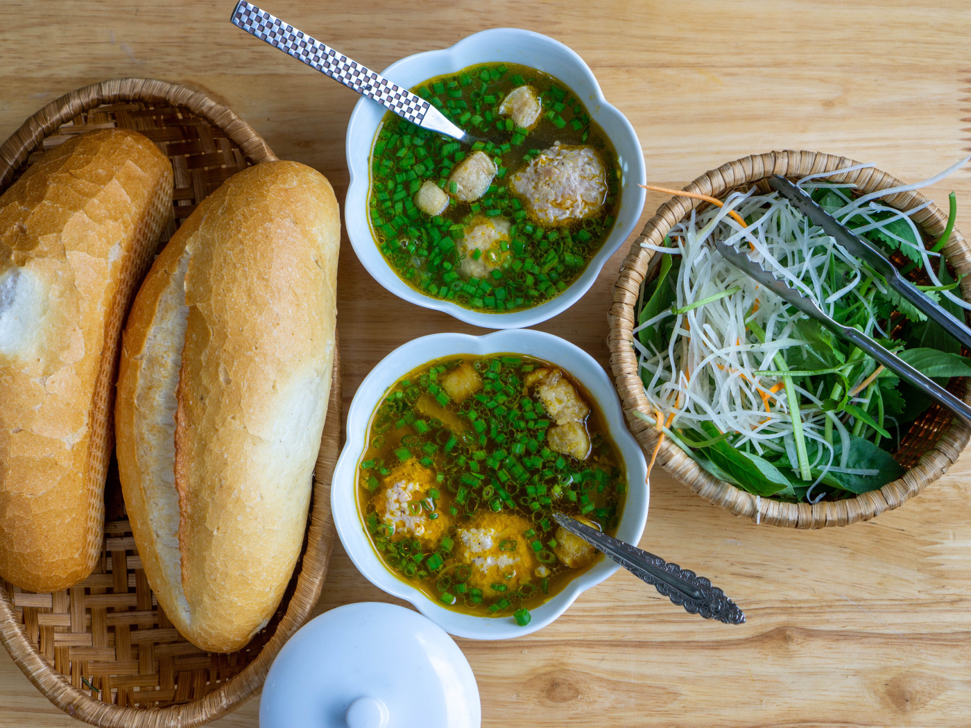 Суп с фрикадельками на столе с хлебом и салатом 