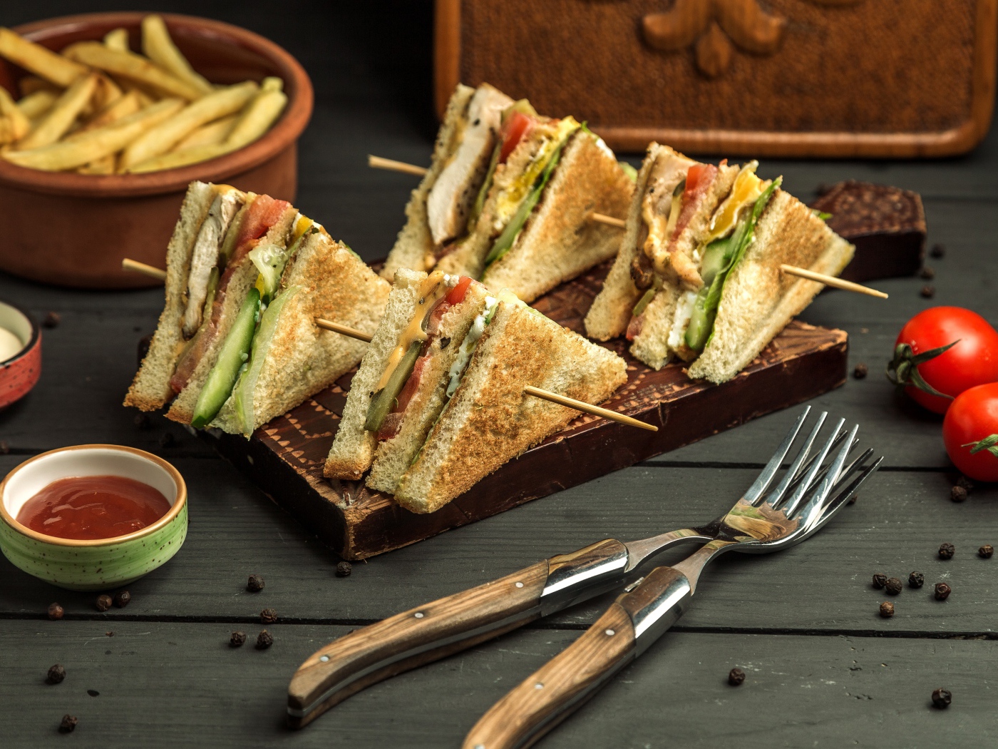 Вкусные сэндвичи с хрустящим хлебом