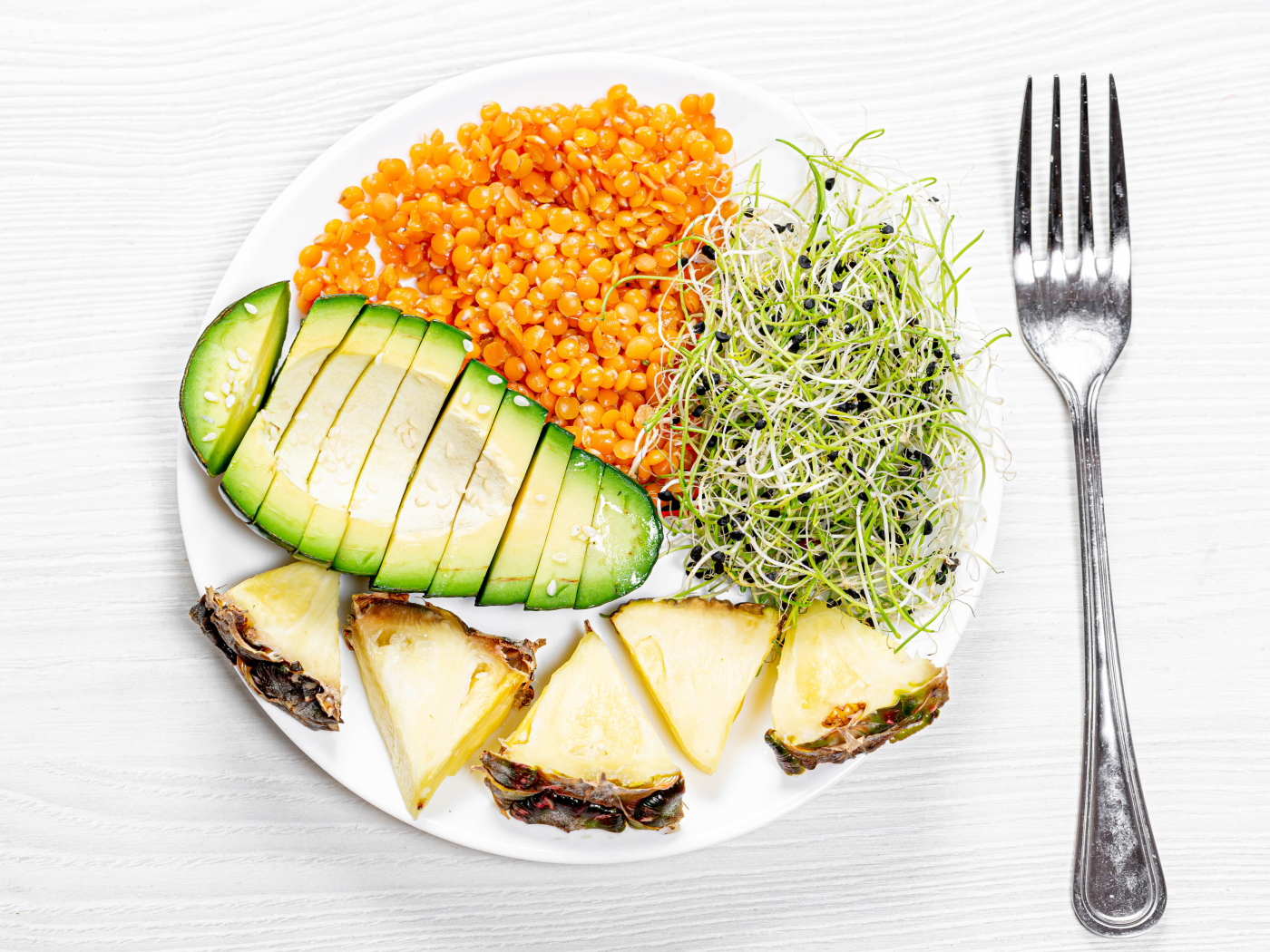 Вкусный завтрак для вегетарианца на белой тарелке