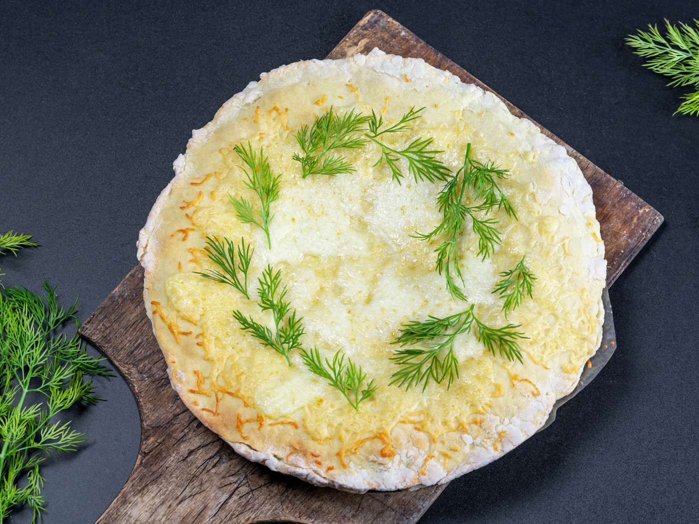 Тонкие блинчики с укропом на доске 