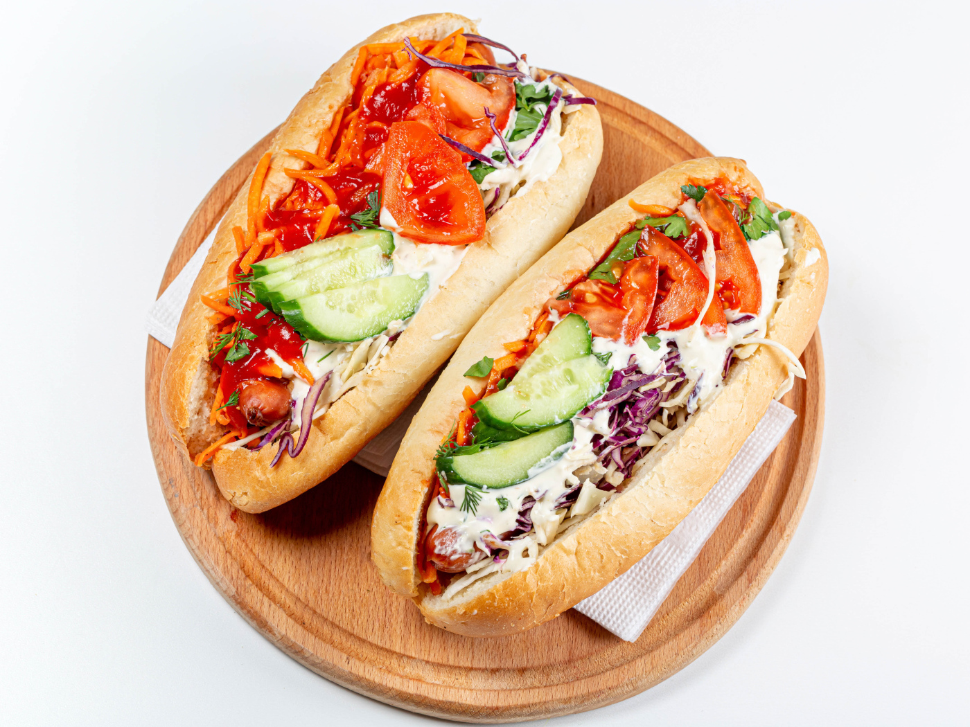 Два вегетарианских хот дога  на белом фоне 