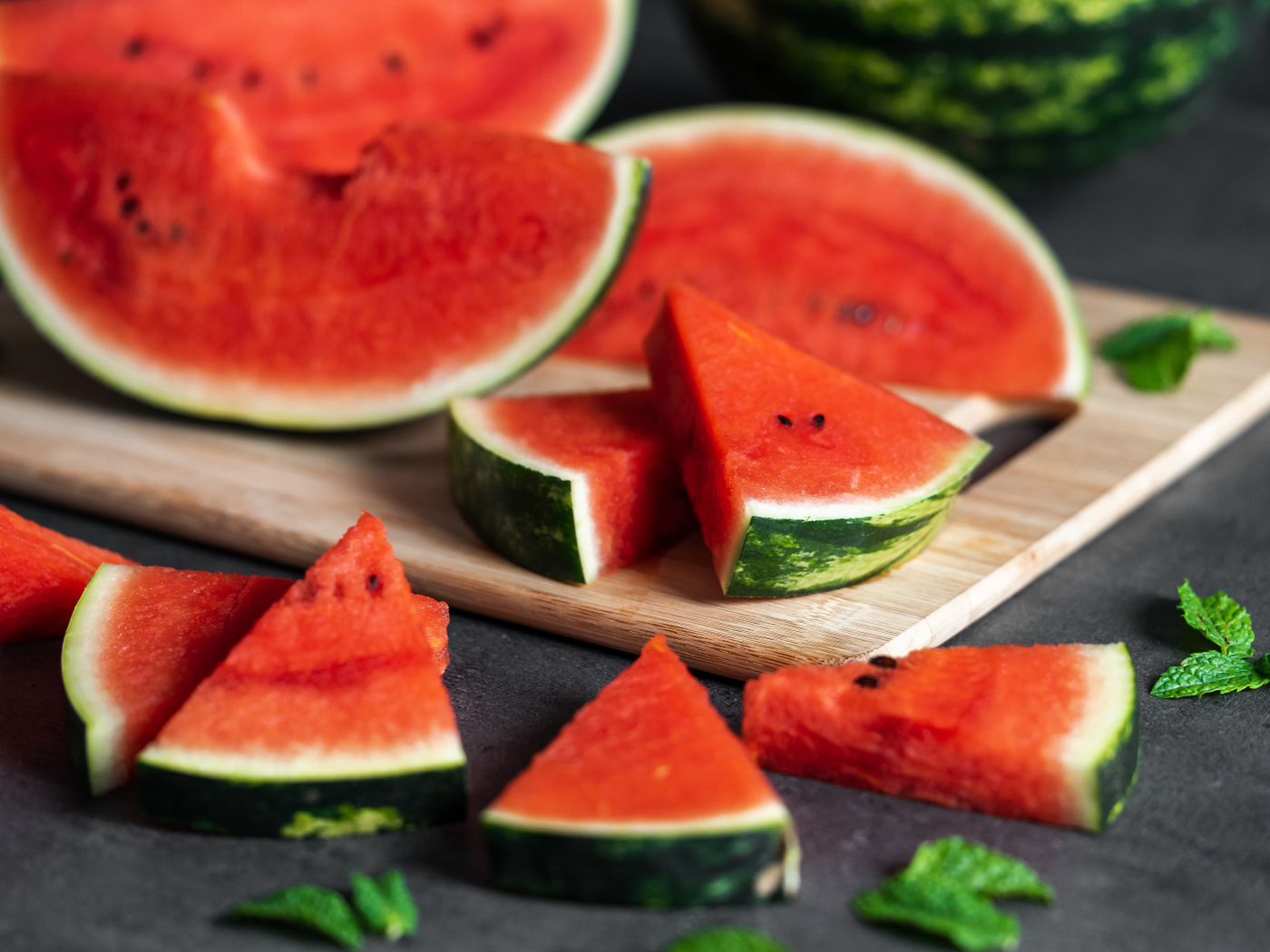 Аппетитный сочный арбуз кусочками на столе