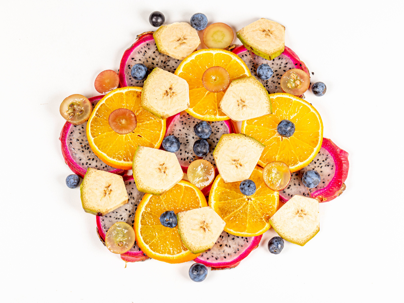 Цитрусовые фрукты с ягодами на белом фоне