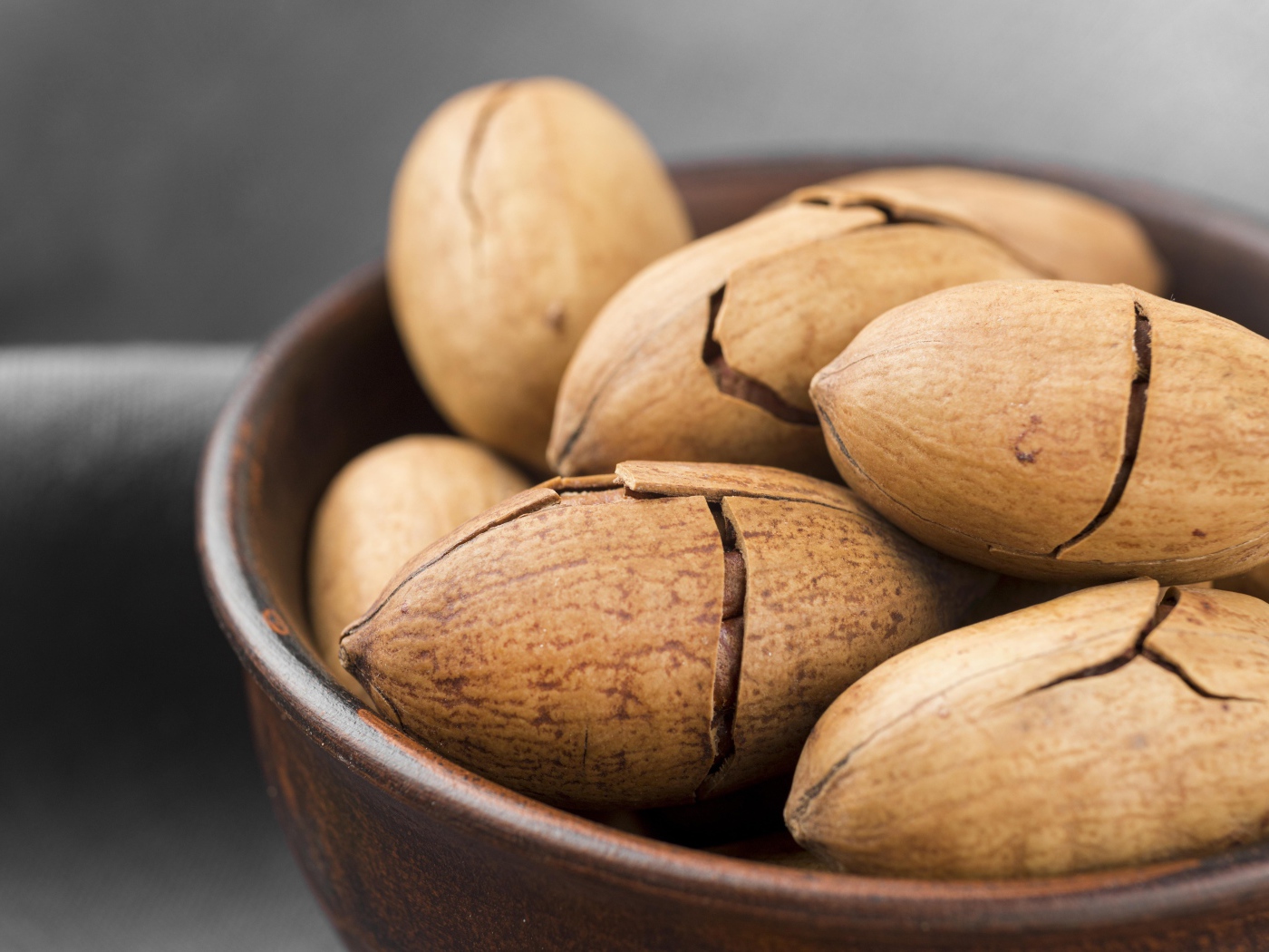 Треснувшие орехи пекан