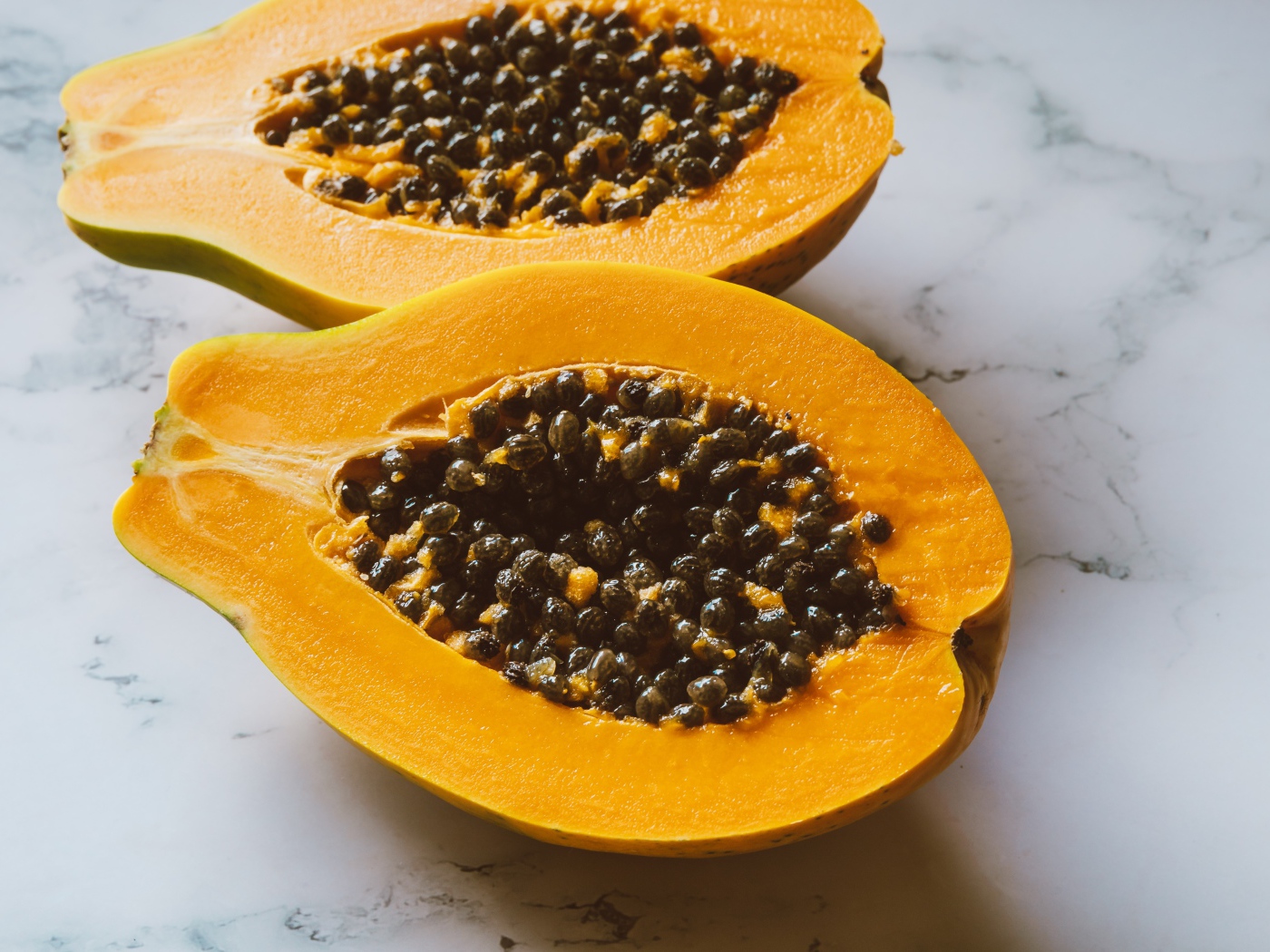 Разрезанный плод папайи на столе 