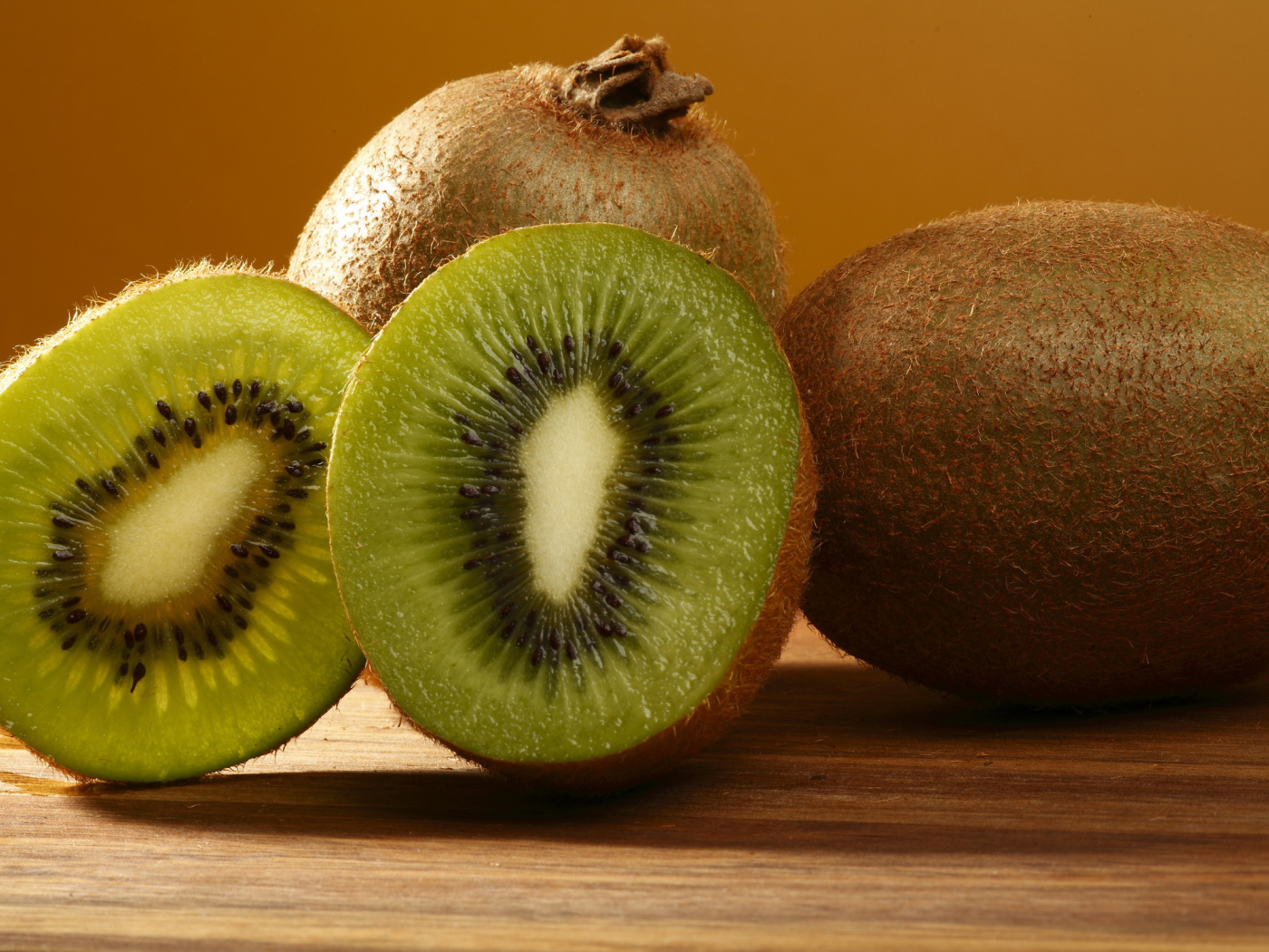 Сочное зеленое киви на деревянном столе крупным планом