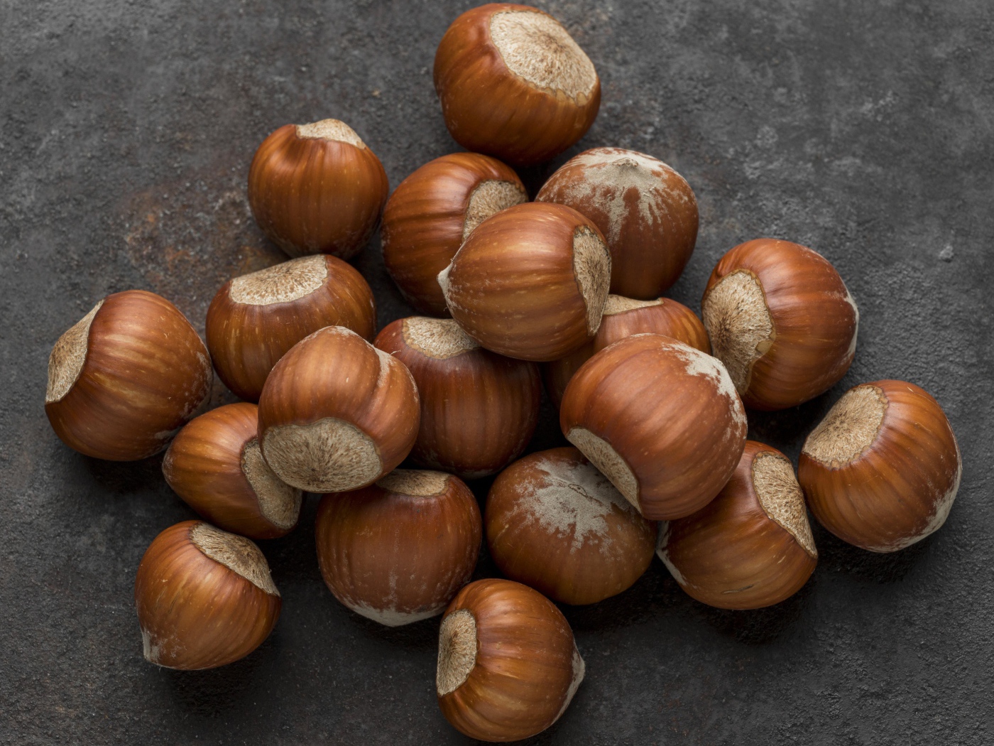 Много лесных орехов на сером столе 