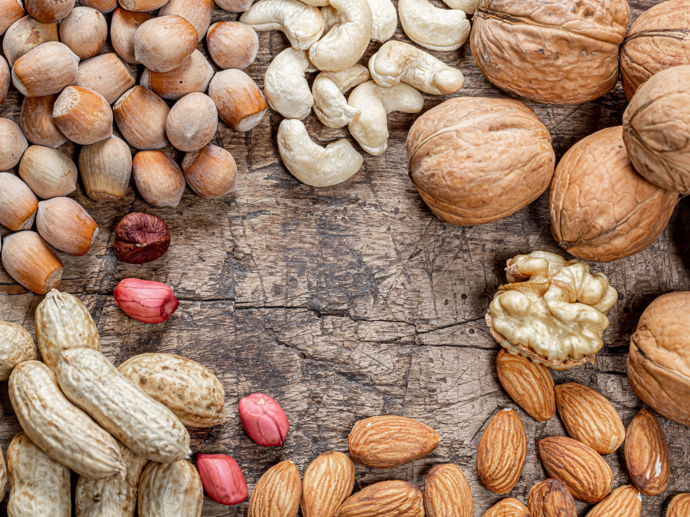 Много различных орехов на деревянном столе