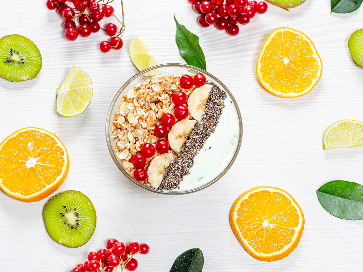 Мюсли на столе с калиной и цитрусовыми фруктами