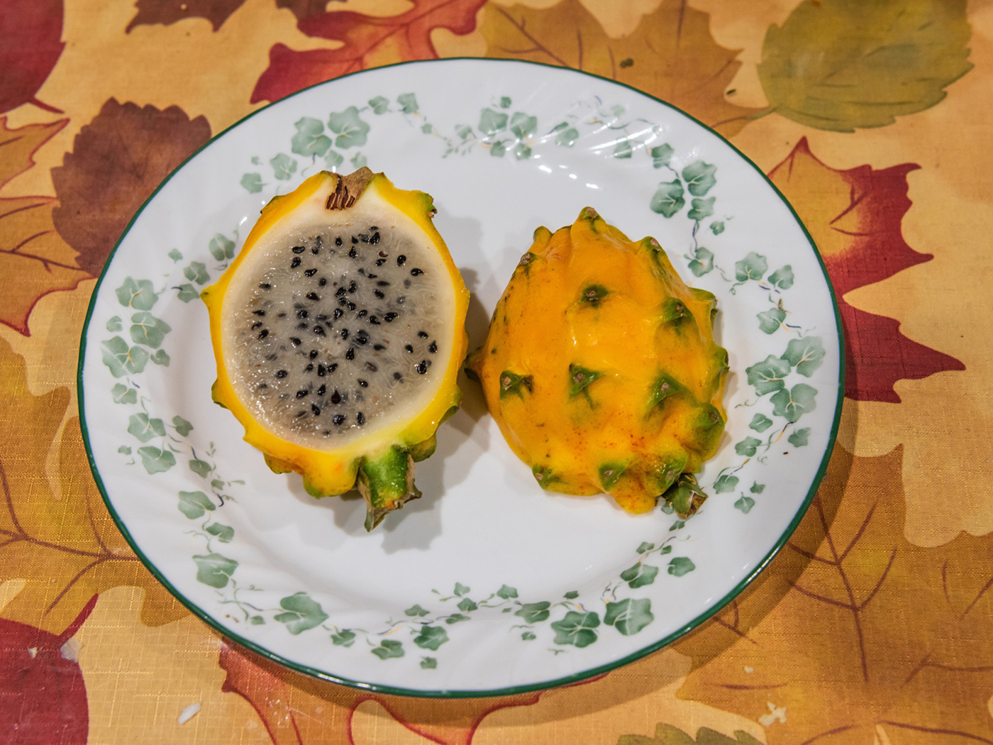 Фрукт петайя на тарелке на столе