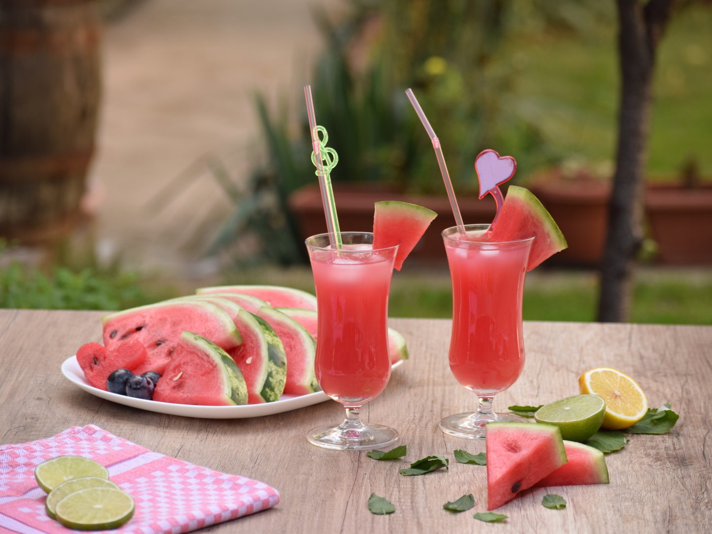 Куски арбуза на столе с коктейлем