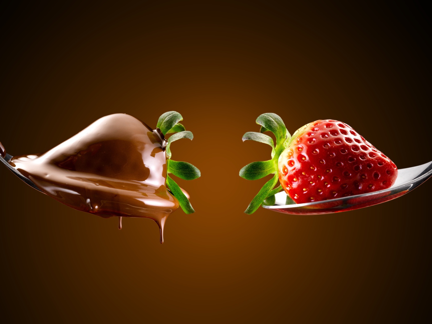 Красная клубника и в шоколаде на ложках 