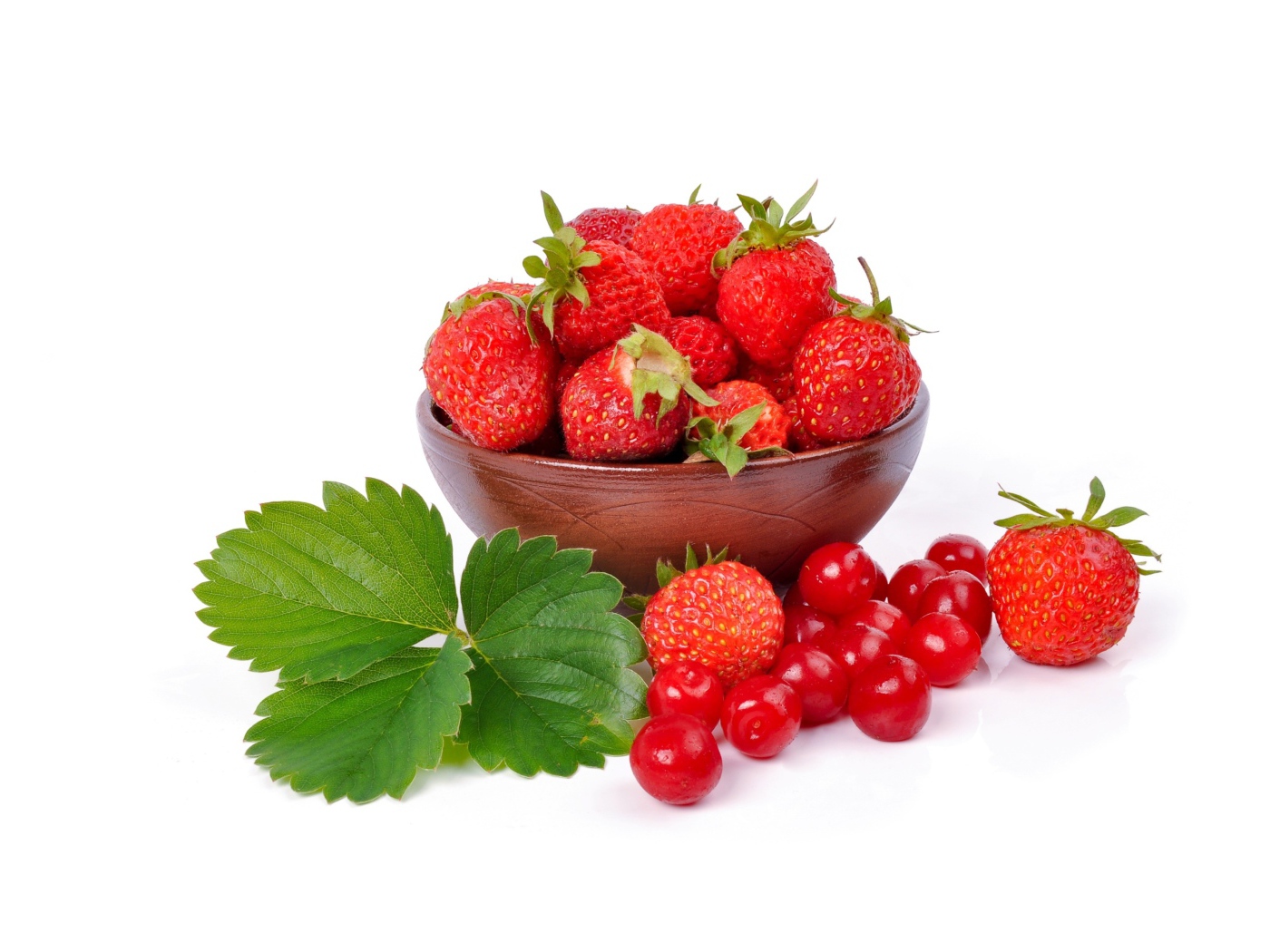 Красная клубника на белом фоне с ягодами китайской вишни 