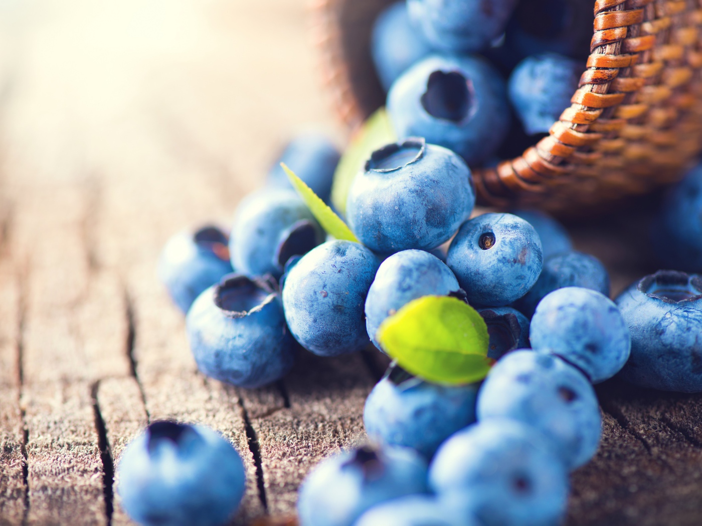 Спелые сочные ягоды черники на столе 