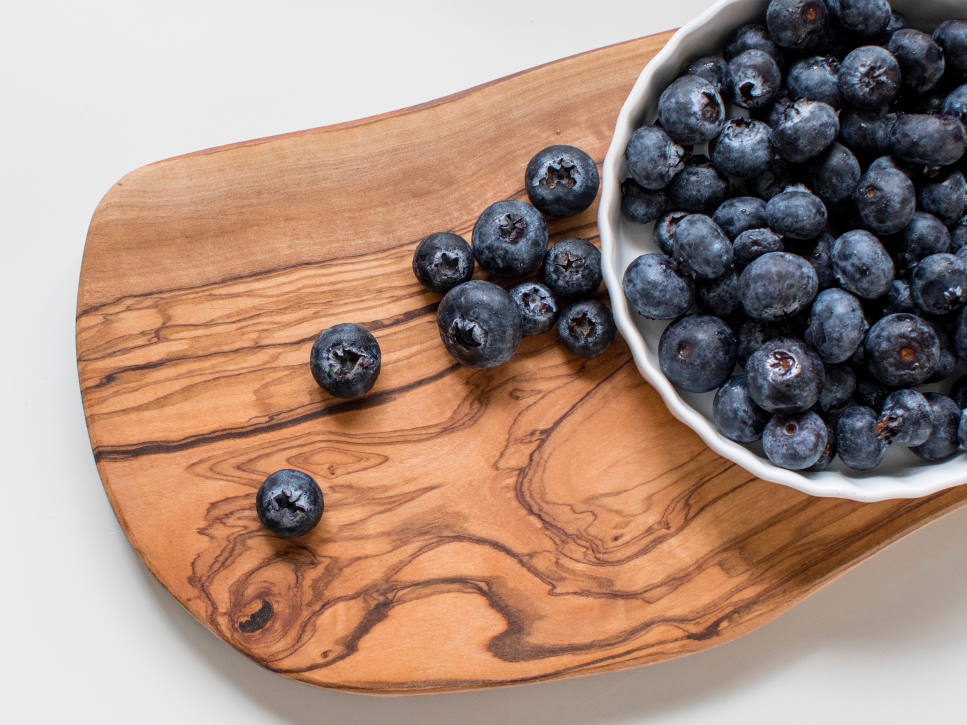 Спелые крупные ягоды черники на доске