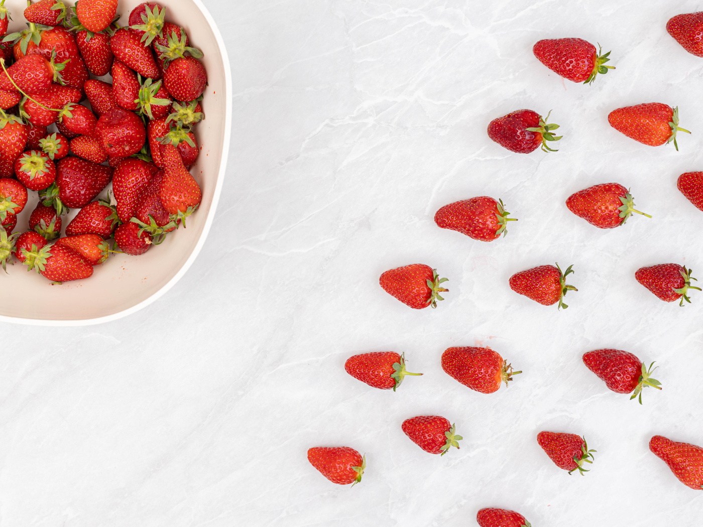 Спелая красная клубника спешит в миску 