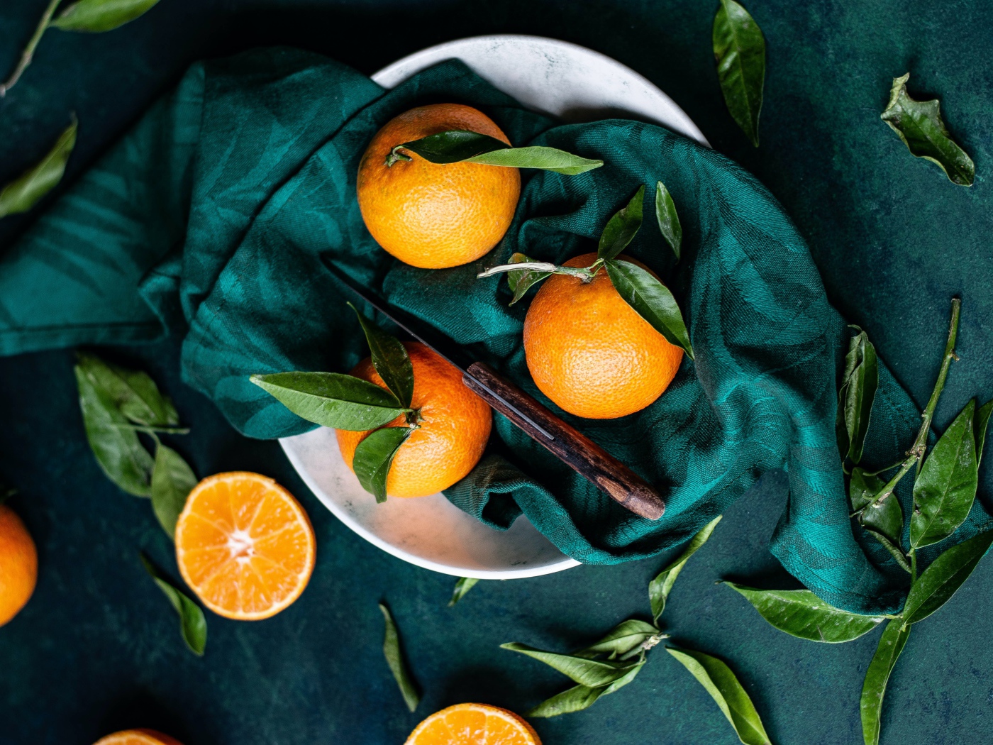 Спелые мандарины на столе в платком 