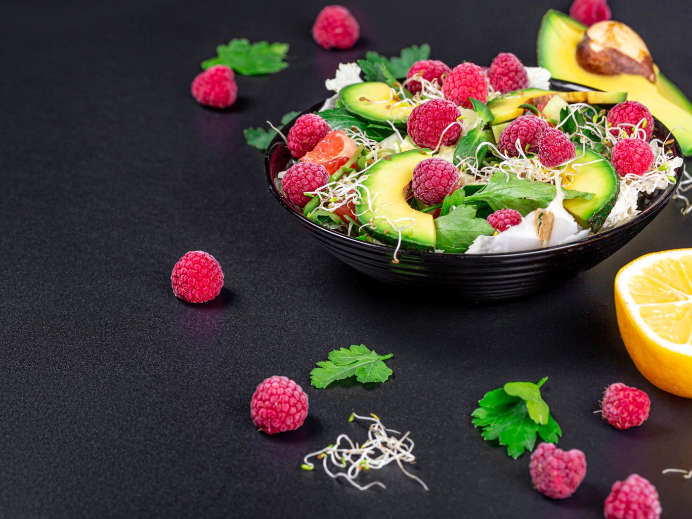 Салат из зелени, проросших зерен, малины и авокадо 