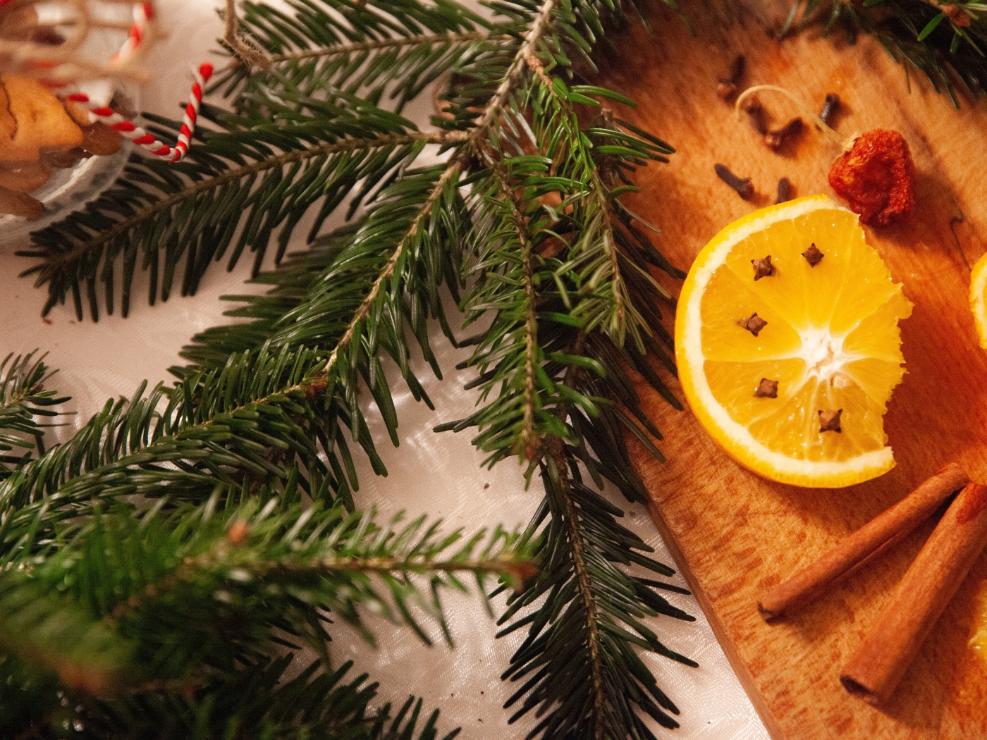 Еловая ветка с кусочками апельсина, корицей и гвоздикой 