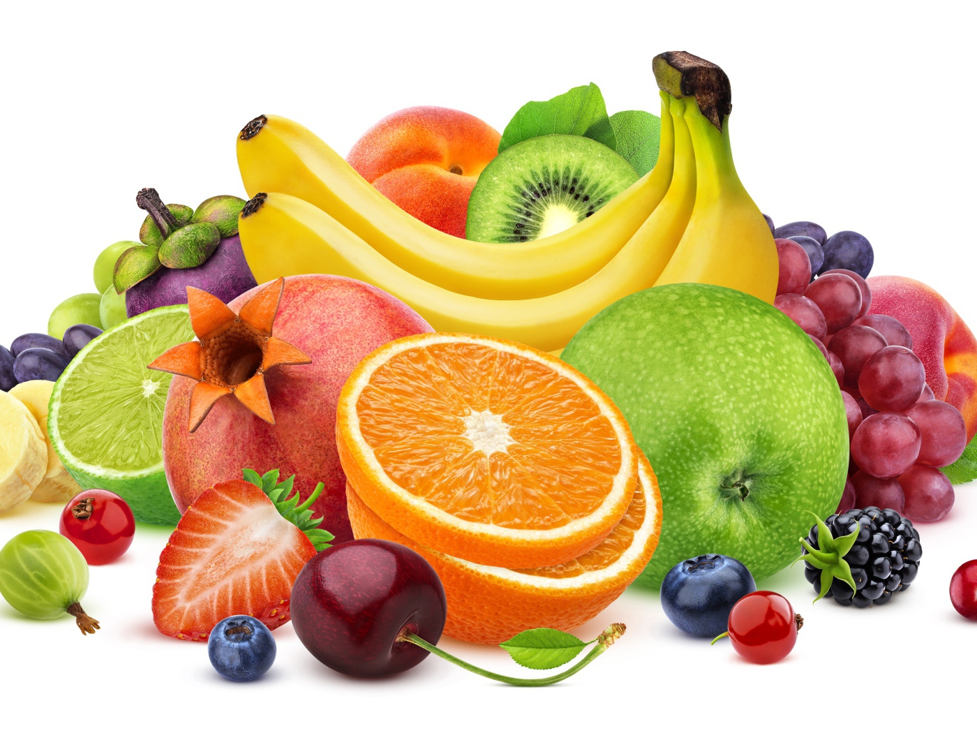 Вкусные сочные фрукты и ягоды на белом фоне крупным планом