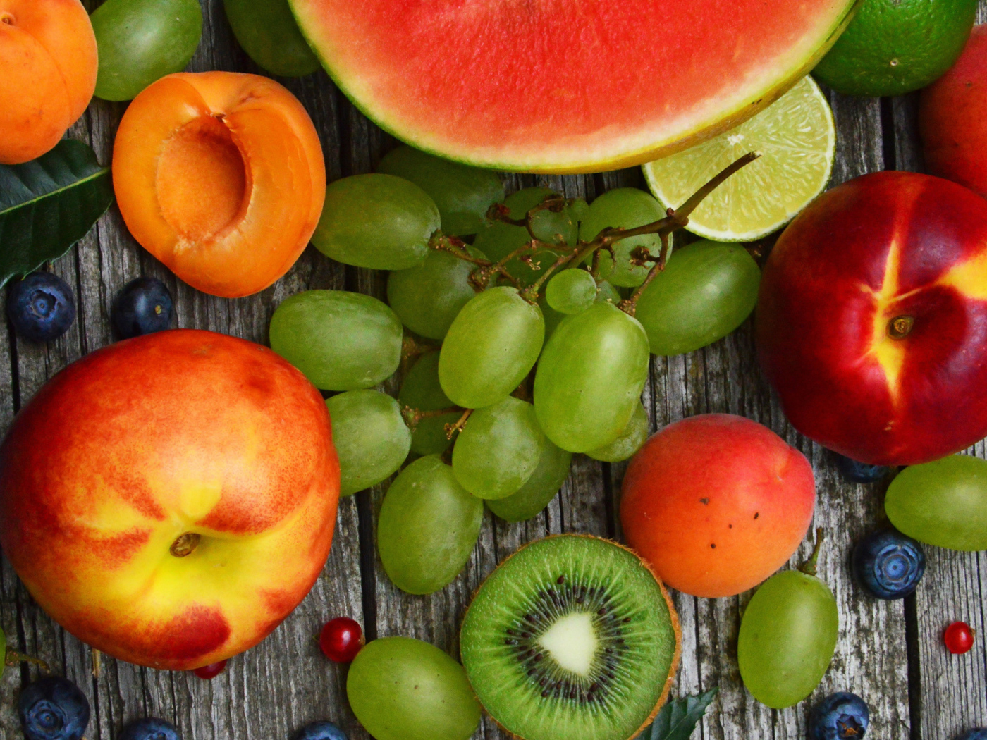 Вкусные спелые фрукты и ягоды на столе