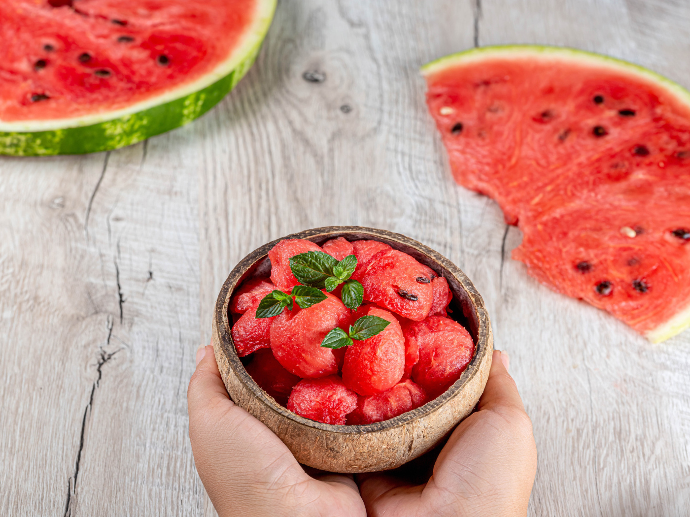 Мякоть арбуза в миске в руках