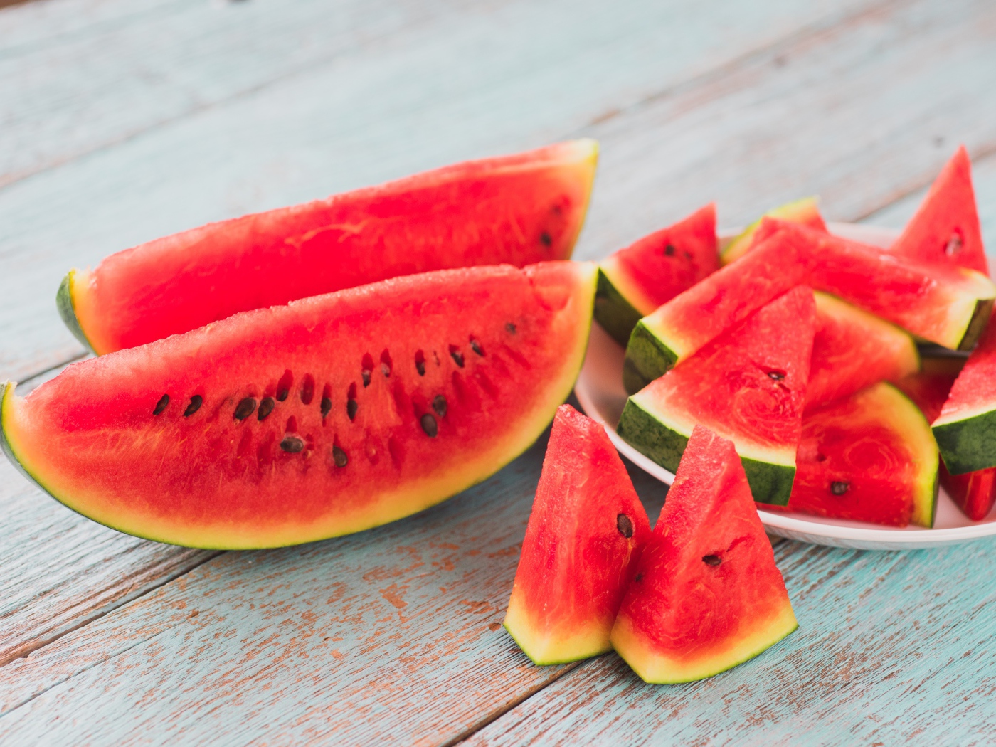 Арбуз нарезан кусками на столе 