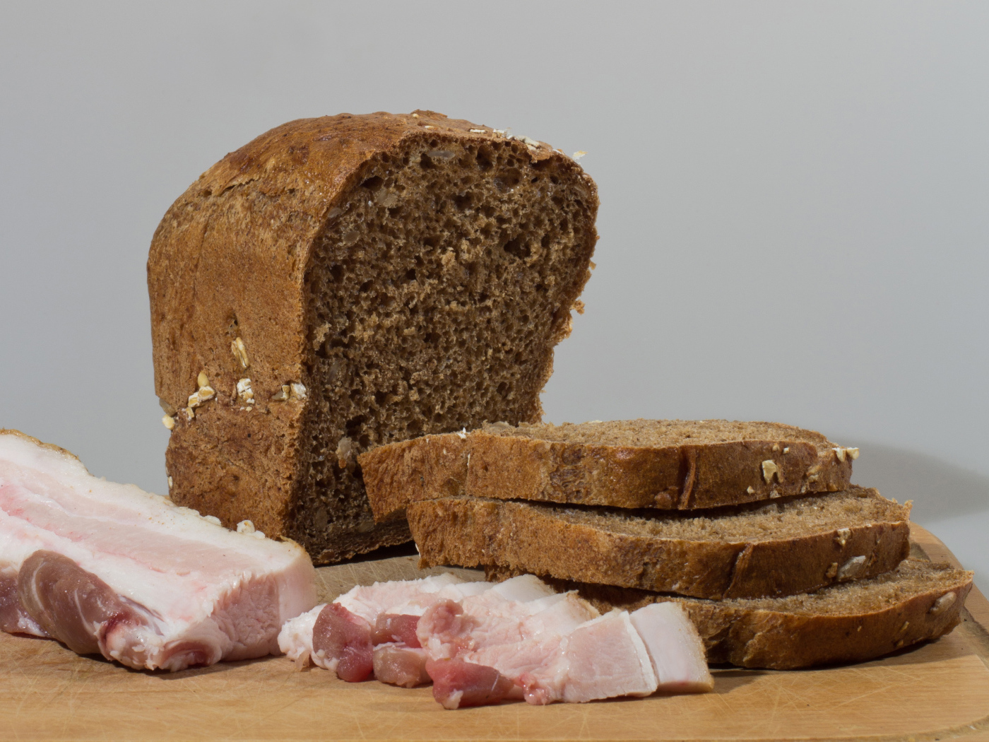 Черный хлеб на столе с нарезанным салом