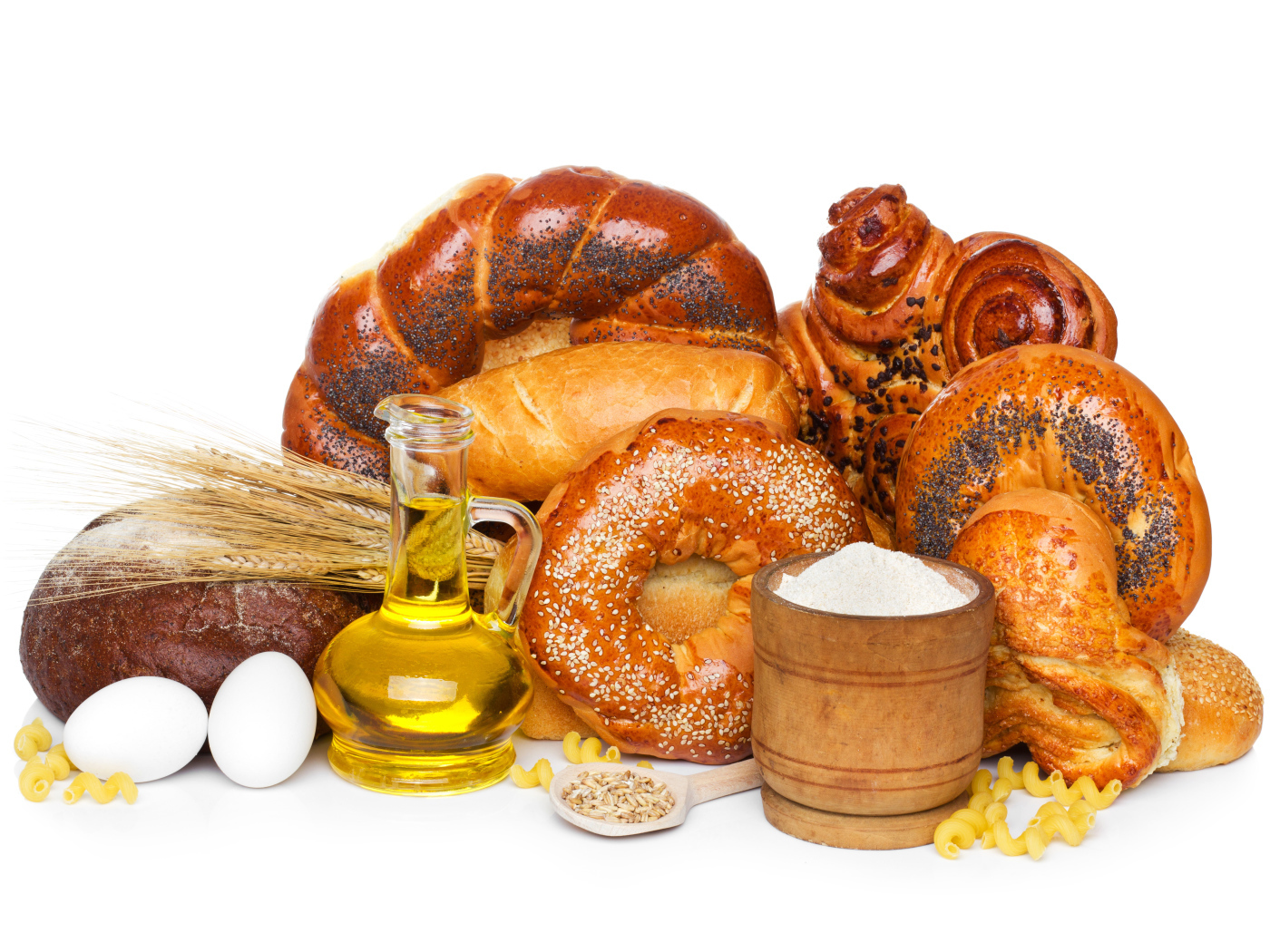Свежая выпечка с мукой, маслом и яйцами на белом фоне