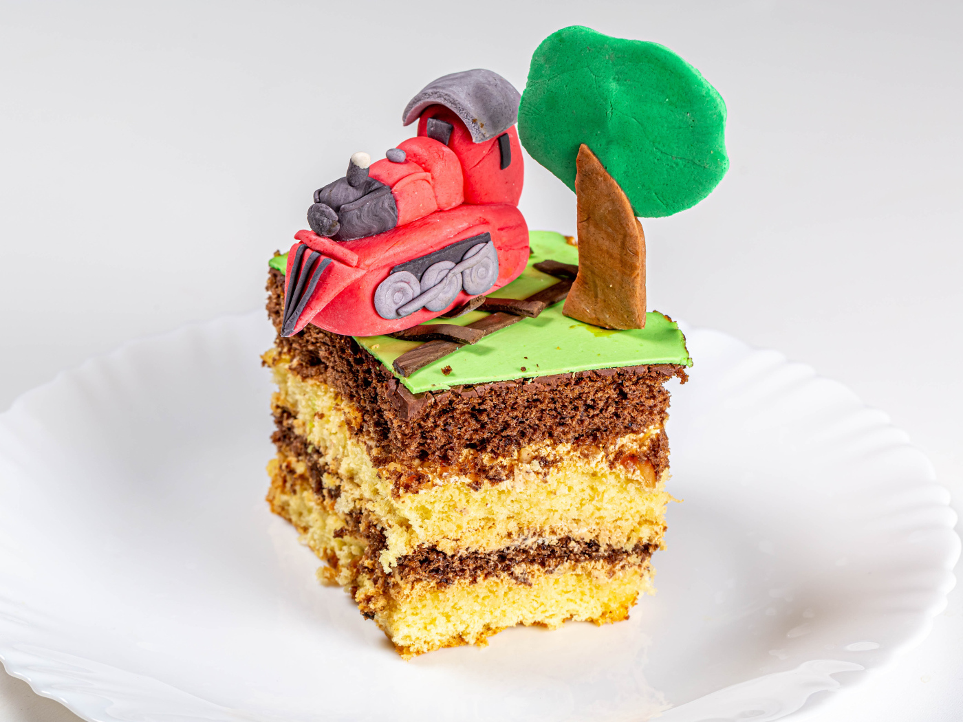 Кусок торта на белой тарелке с декором 