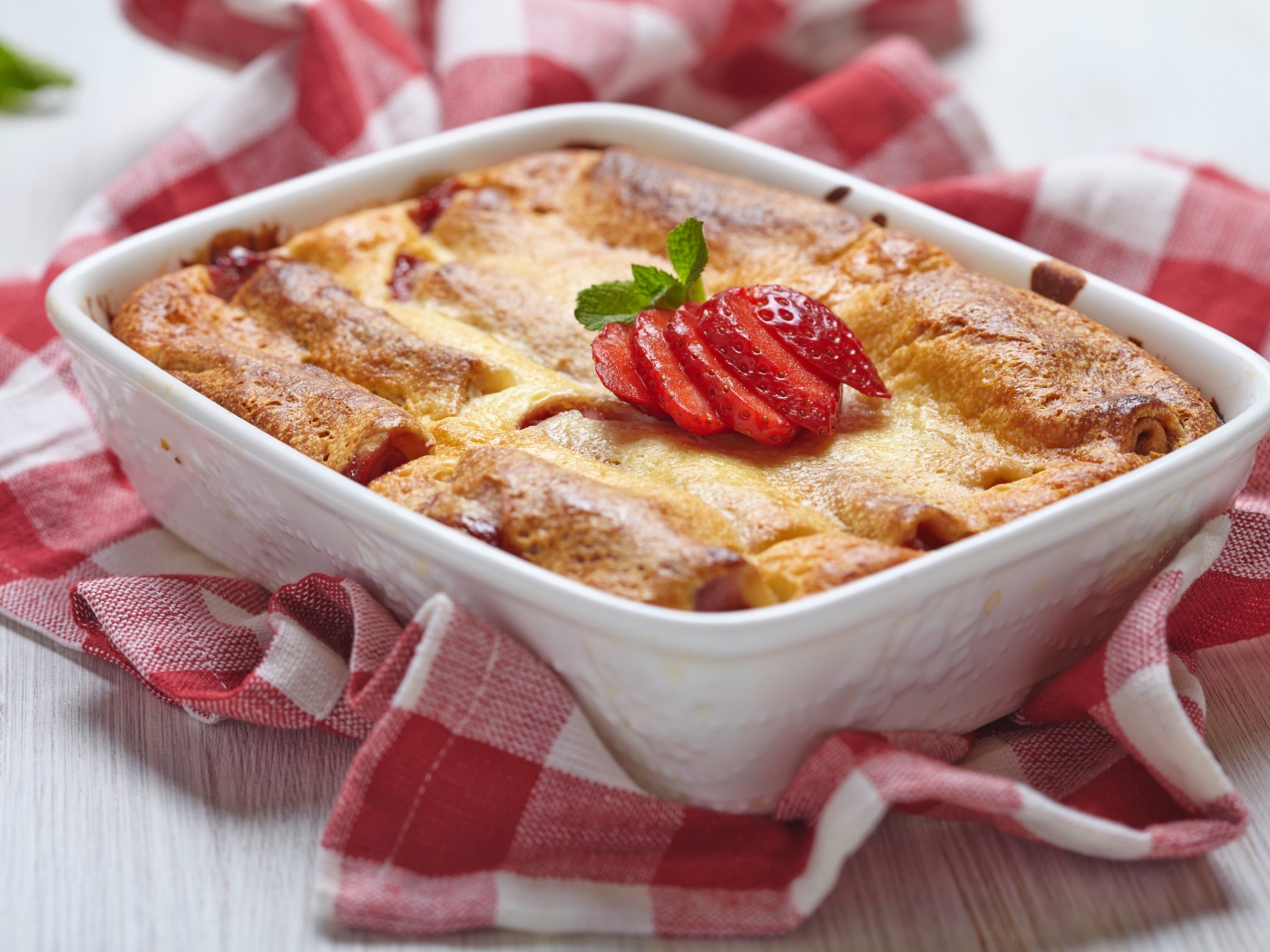 Аппетитный свежий пирог с клубникой на столе 